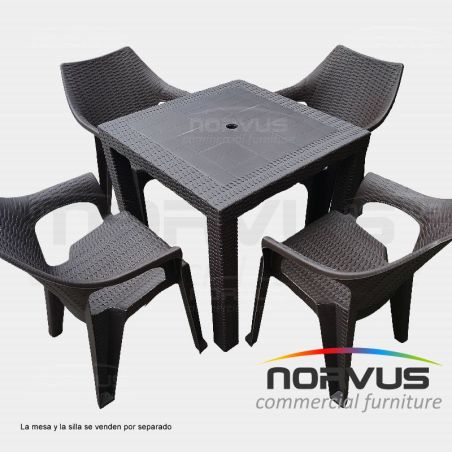  Mesa cuadrada Ratan de plastico chocolate