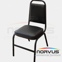 Silla apilable acojinada en esmalte vinil negro