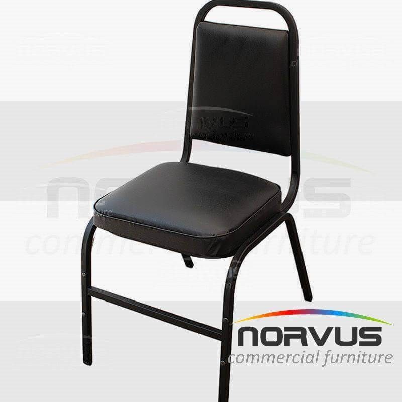 Silla apilable acojinada en esmalte vinil negro