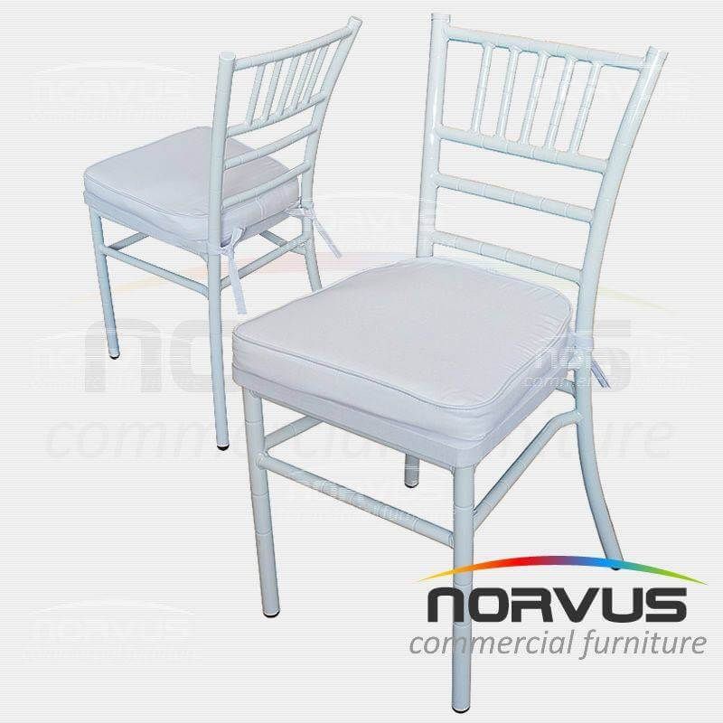 Silla Tiffany tubular en esmalte blanco con cojin tela manta