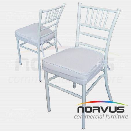 Silla Tiffany tubular en esmalte blanco con cojin tela manta