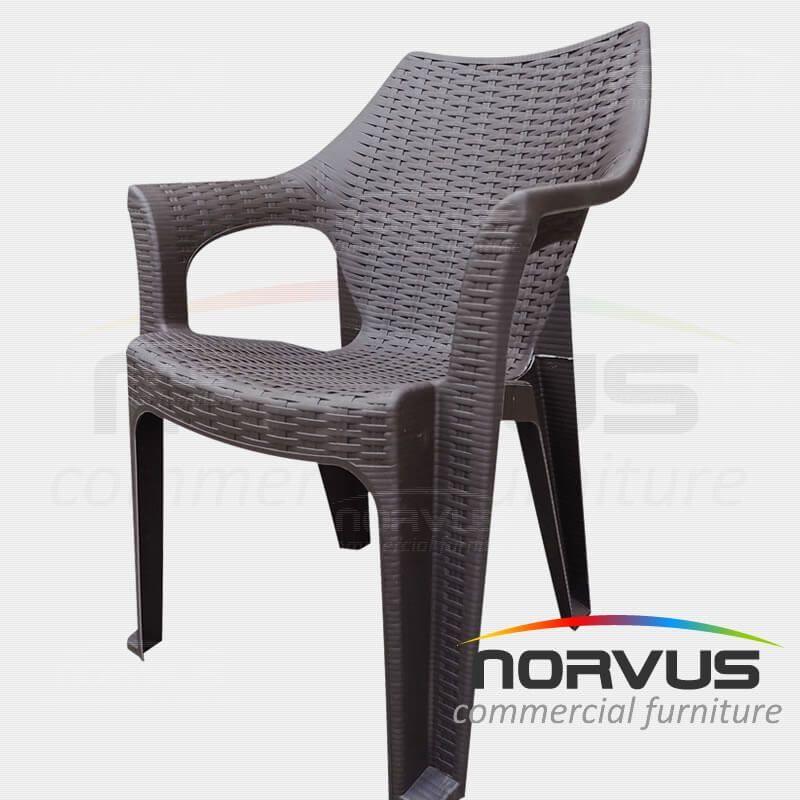 Silla de plastico con brazos Ratan chocolate