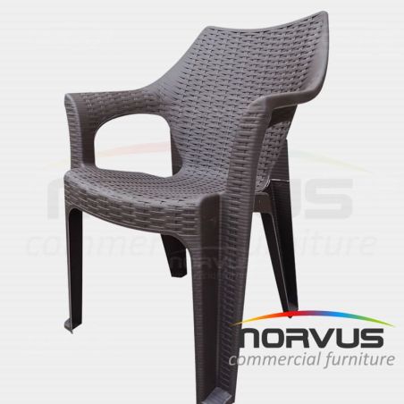 Silla de plastico con brazos Ratan chocolate