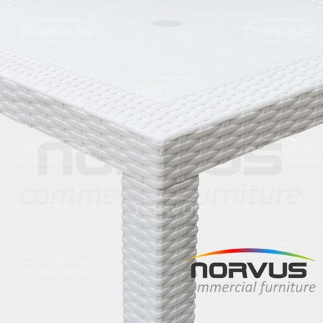  Mesa cuadrada Ratan de plastico blanca