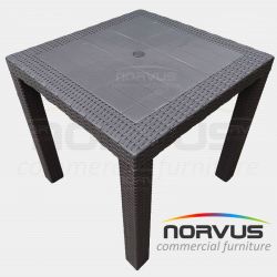 Mesa cuadrada Ratan de plastico chocolate