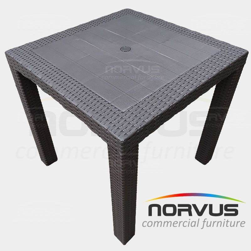 Mesa cuadrada Ratan de plastico chocolate