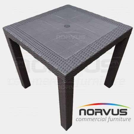 Mesa cuadrada Ratan de plastico chocolate