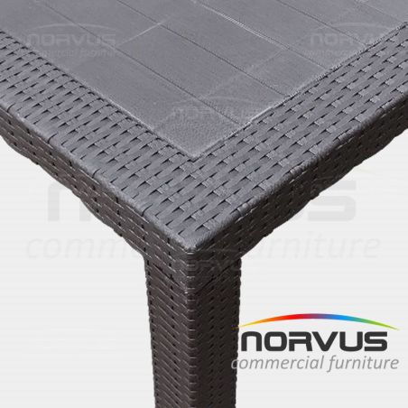  Mesa cuadrada Ratan de plastico chocolate