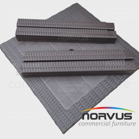  Mesa cuadrada Ratan de plastico chocolate